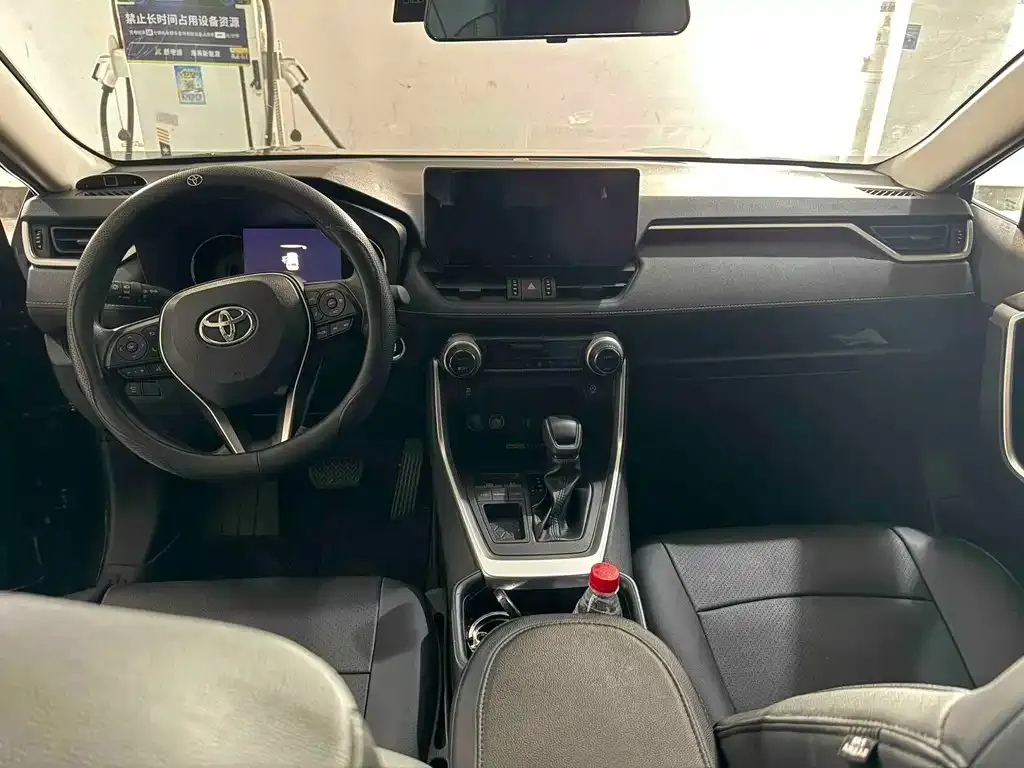Toyota RAV4 — фото 8