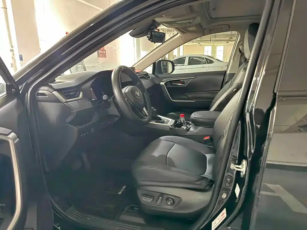 Toyota RAV4 — фото 6