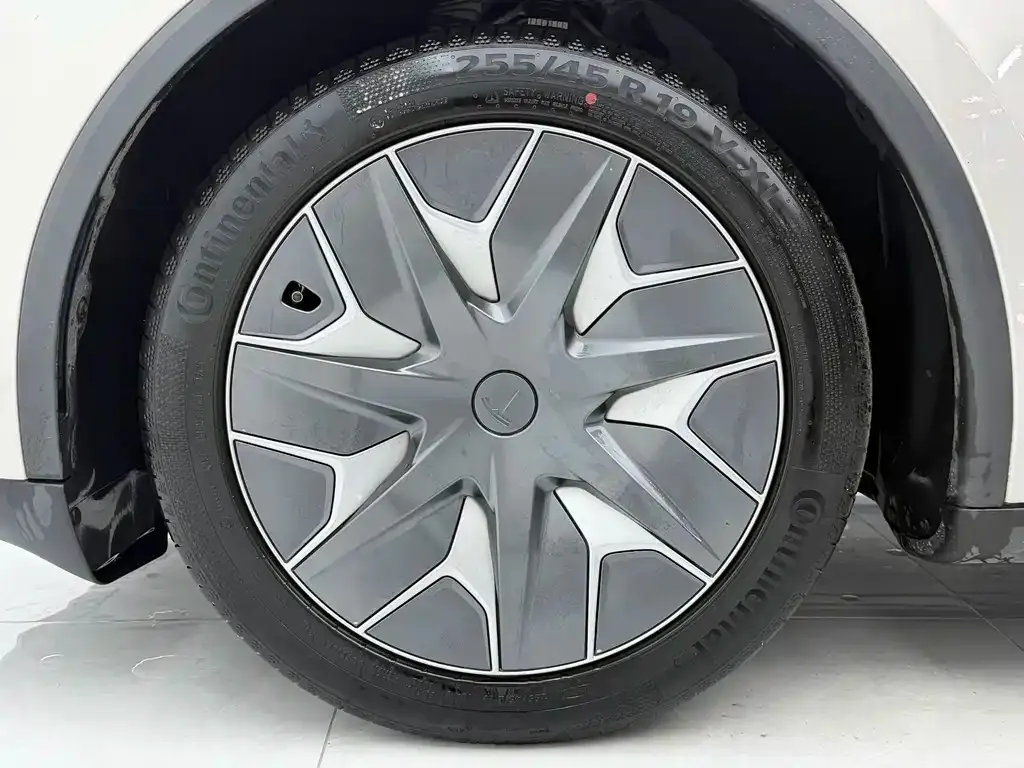 Tesla Model Y L — фото 8