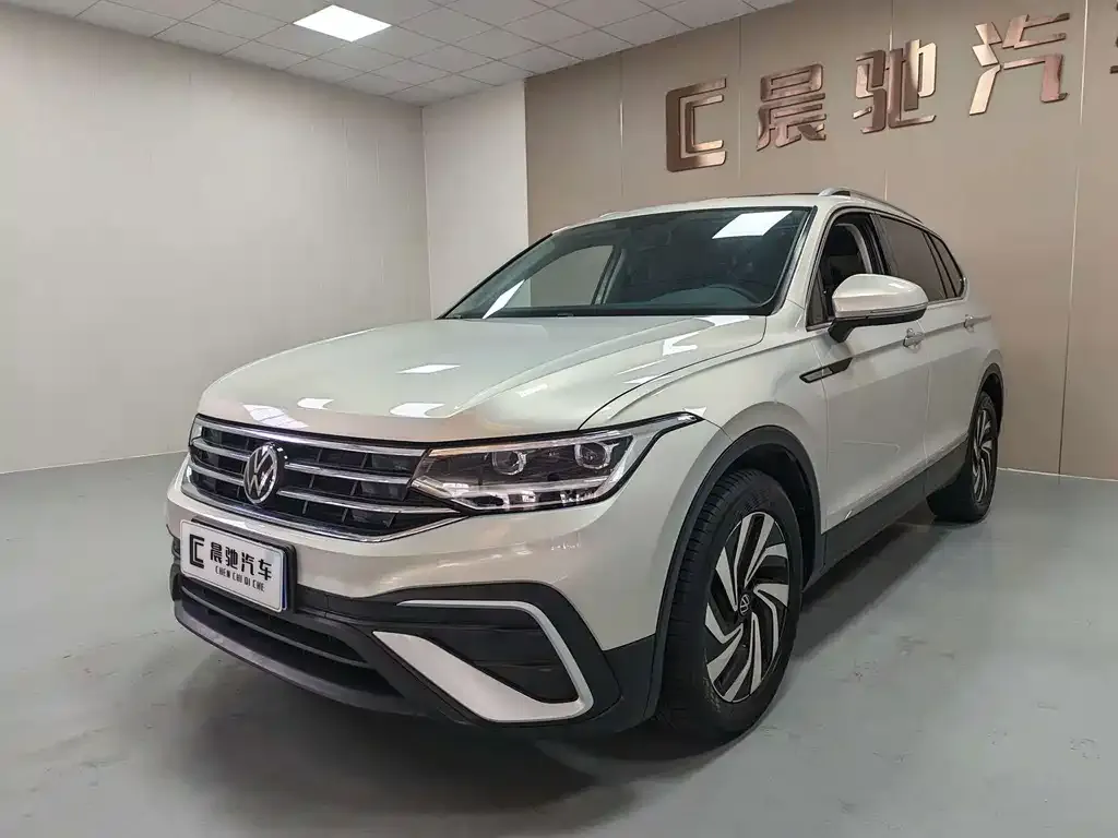 Volkswagen Tiguan L — фото 1