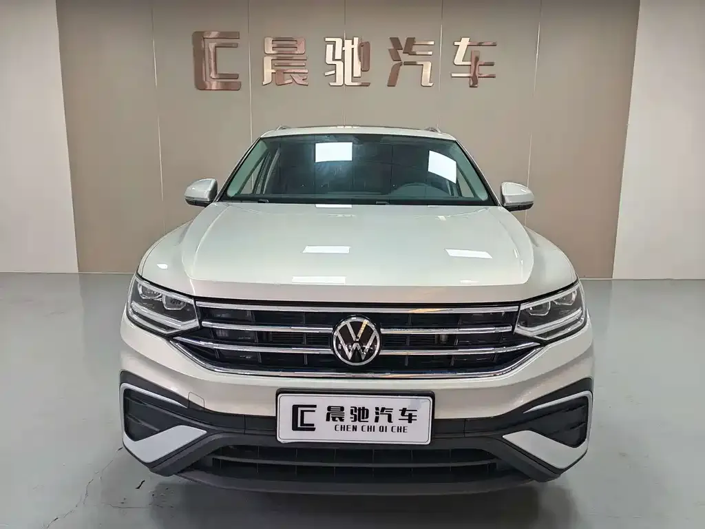 Volkswagen Tiguan L — фото 9