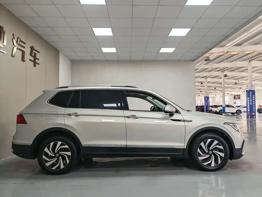 Volkswagen Tiguan L — фото 8
