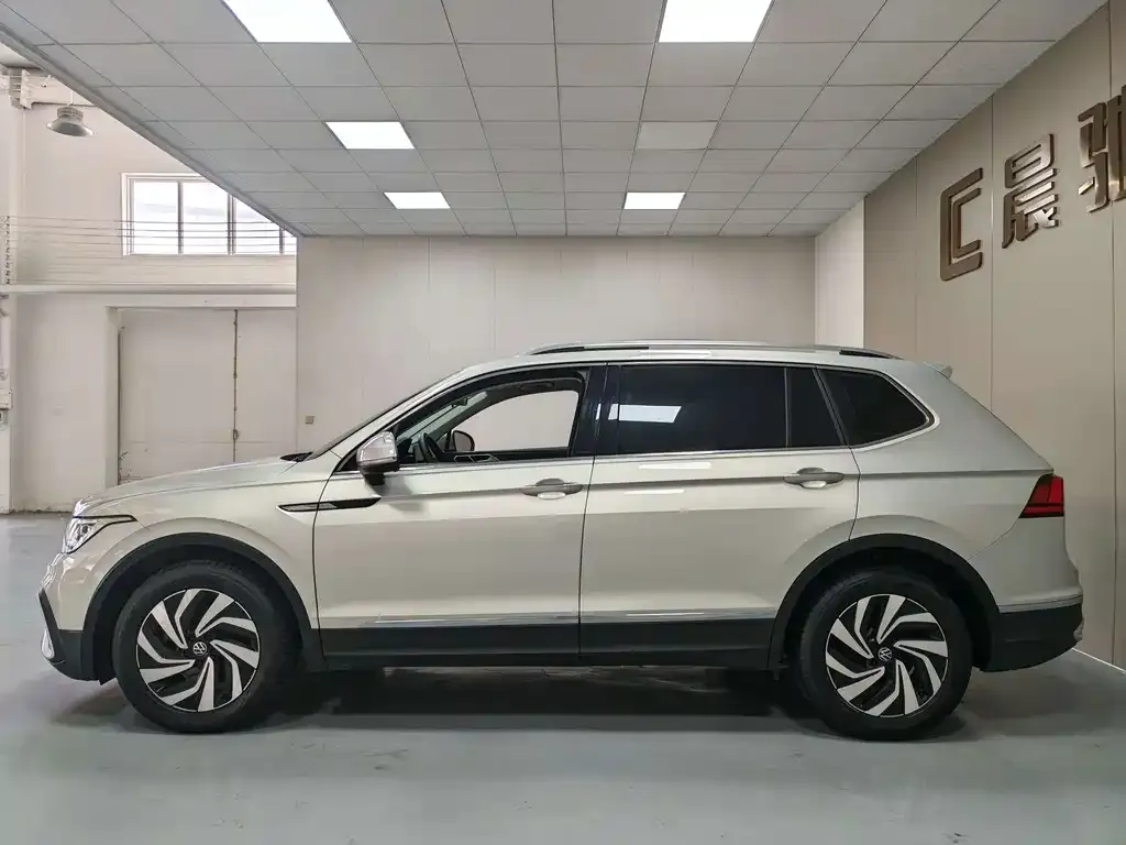 Volkswagen Tiguan L — фото 3