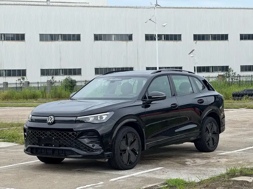 Volkswagen Tiguan L — фото 1