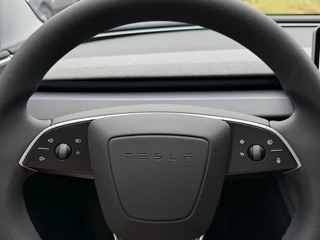 Tesla Model 3 — фото 7
