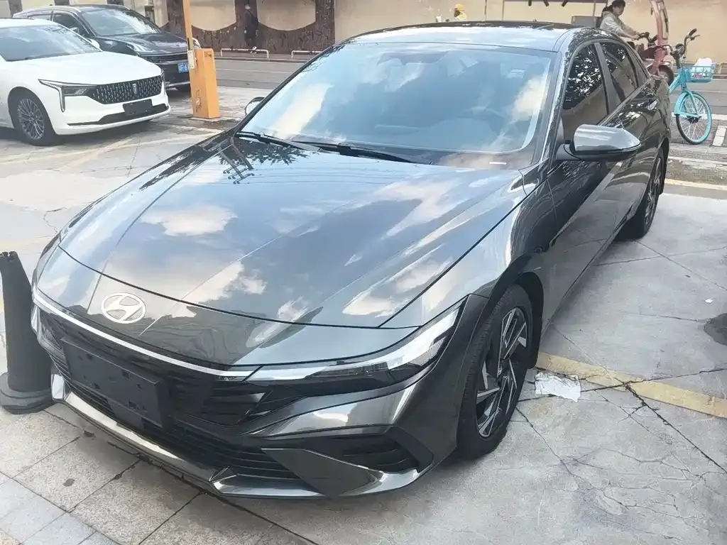 Hyundai Elantra — фото 1