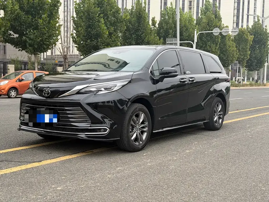 Toyota Sienna — фото 1