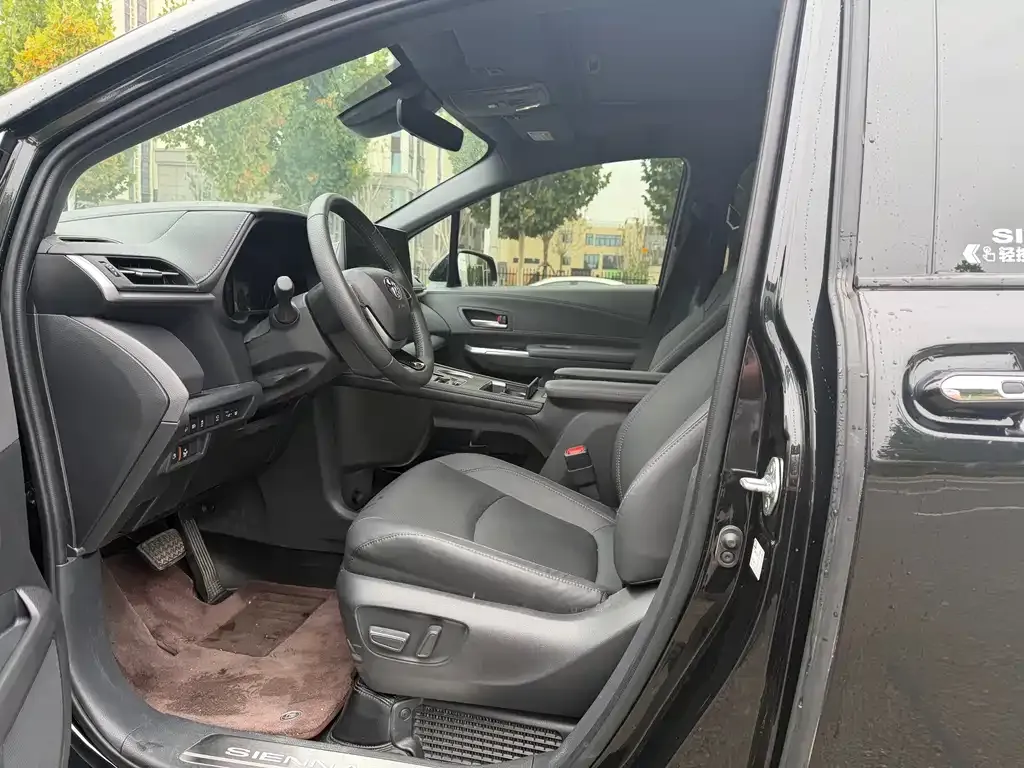 Toyota Sienna — фото 2