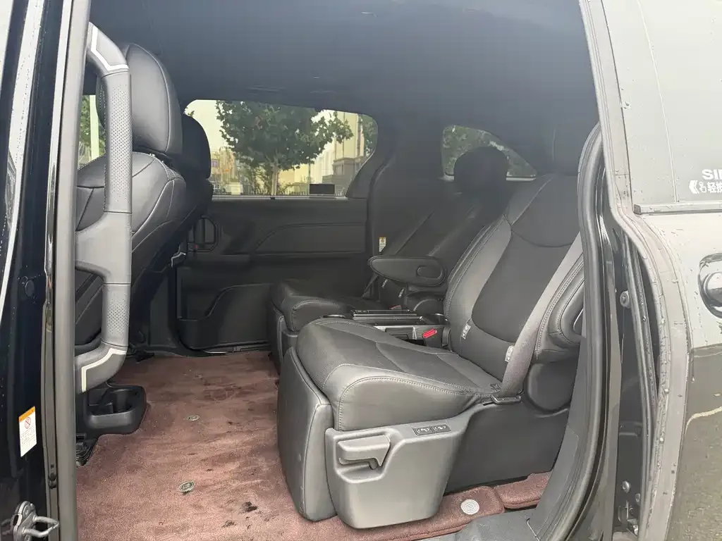 Toyota Sienna — фото 3