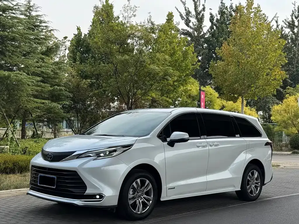 Toyota Sienna — фото 1