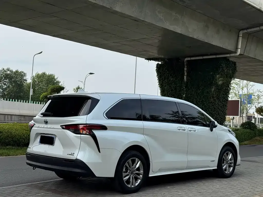Toyota Sienna — фото 2