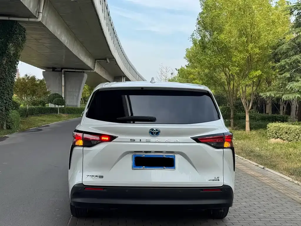 Toyota Sienna — фото 8