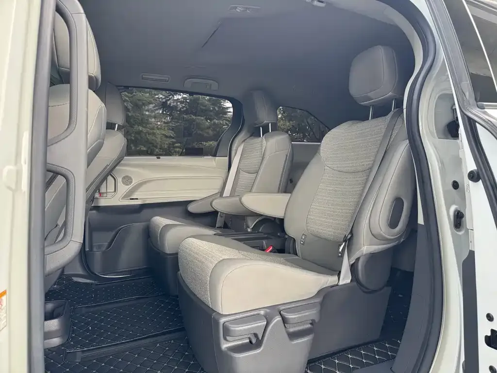 Toyota Sienna — фото 10