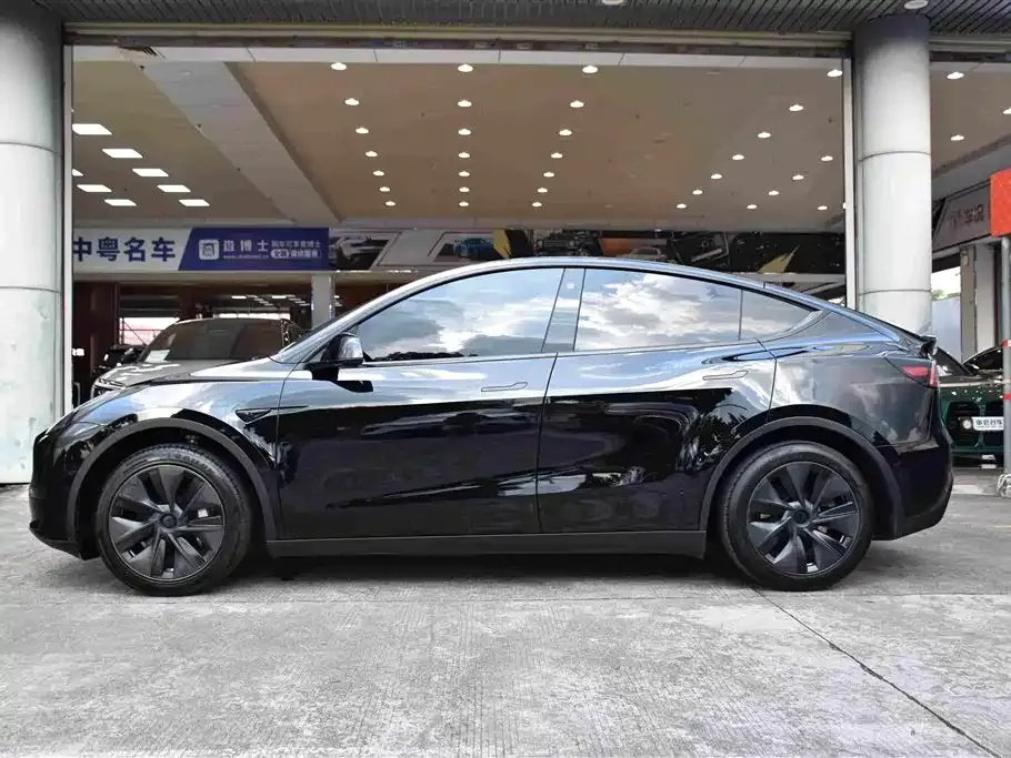 Tesla Model Y — фото 10