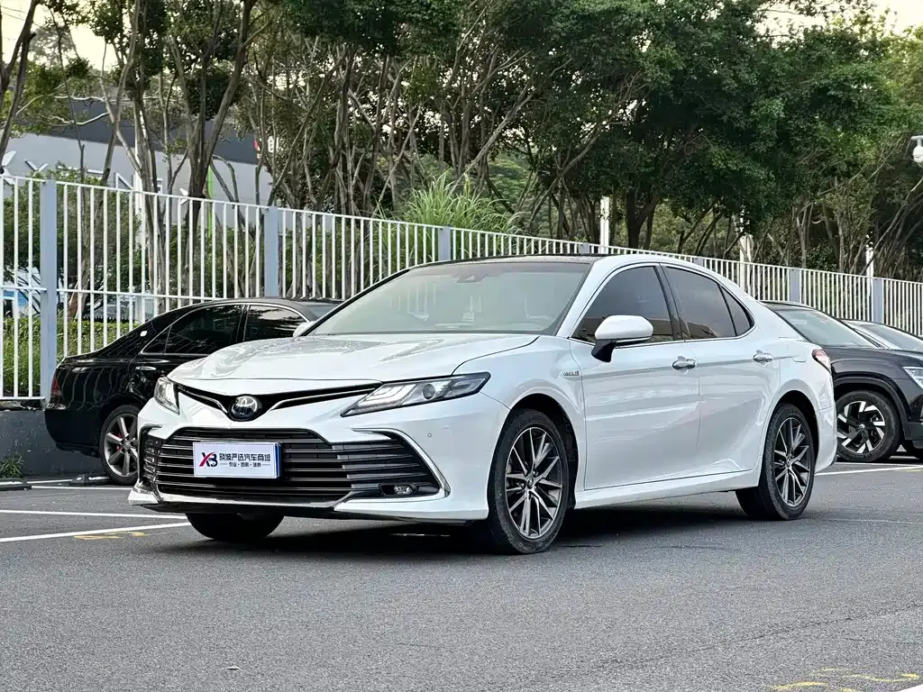 Toyota Camry — фото 1