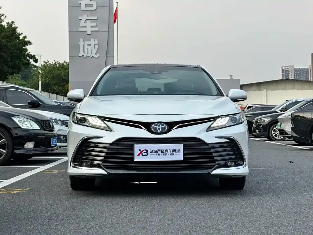 Toyota Camry — фото 2