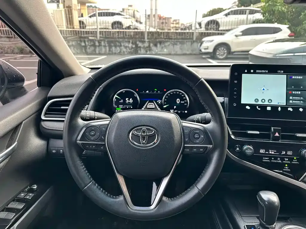 Toyota Camry — фото 7