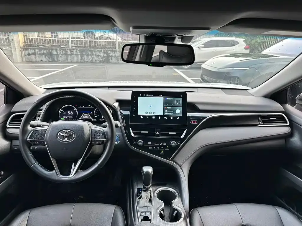 Toyota Camry — фото 5
