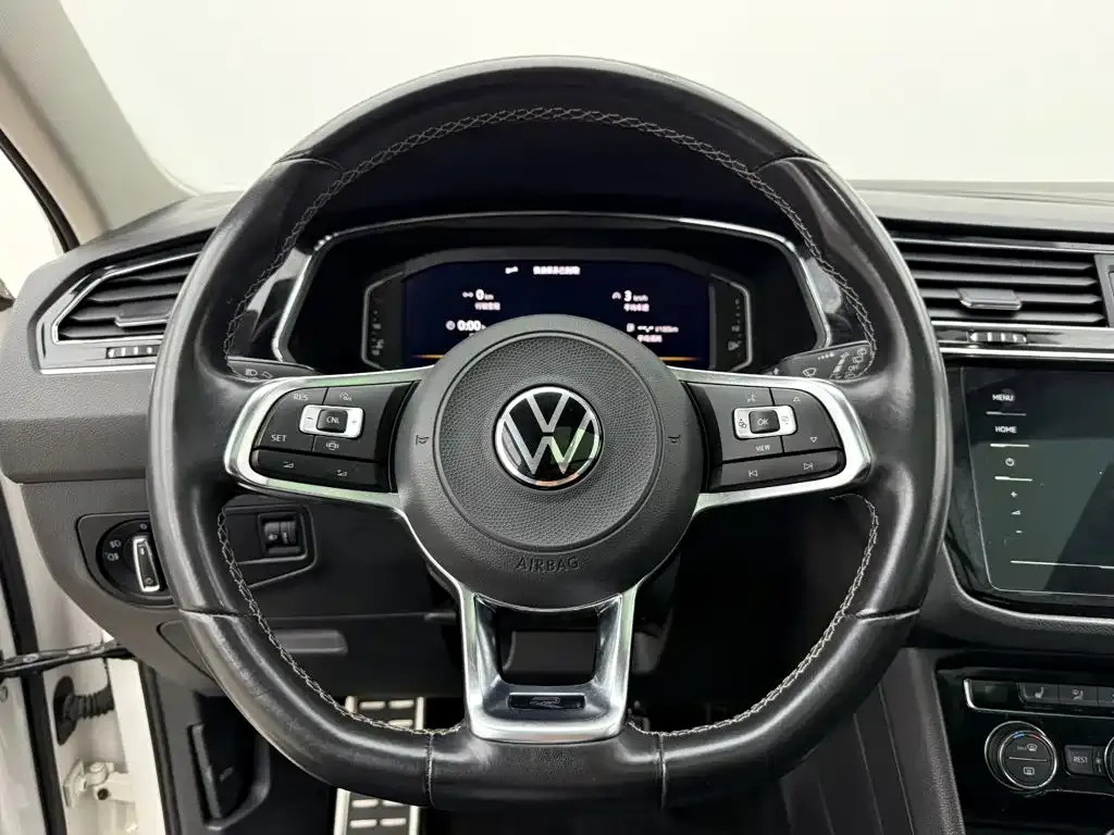 Volkswagen Tiguan L — фото 8