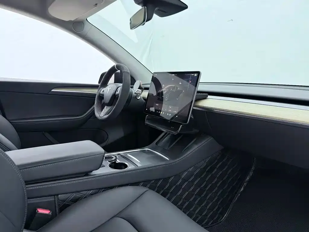 Tesla Model Y — фото 8