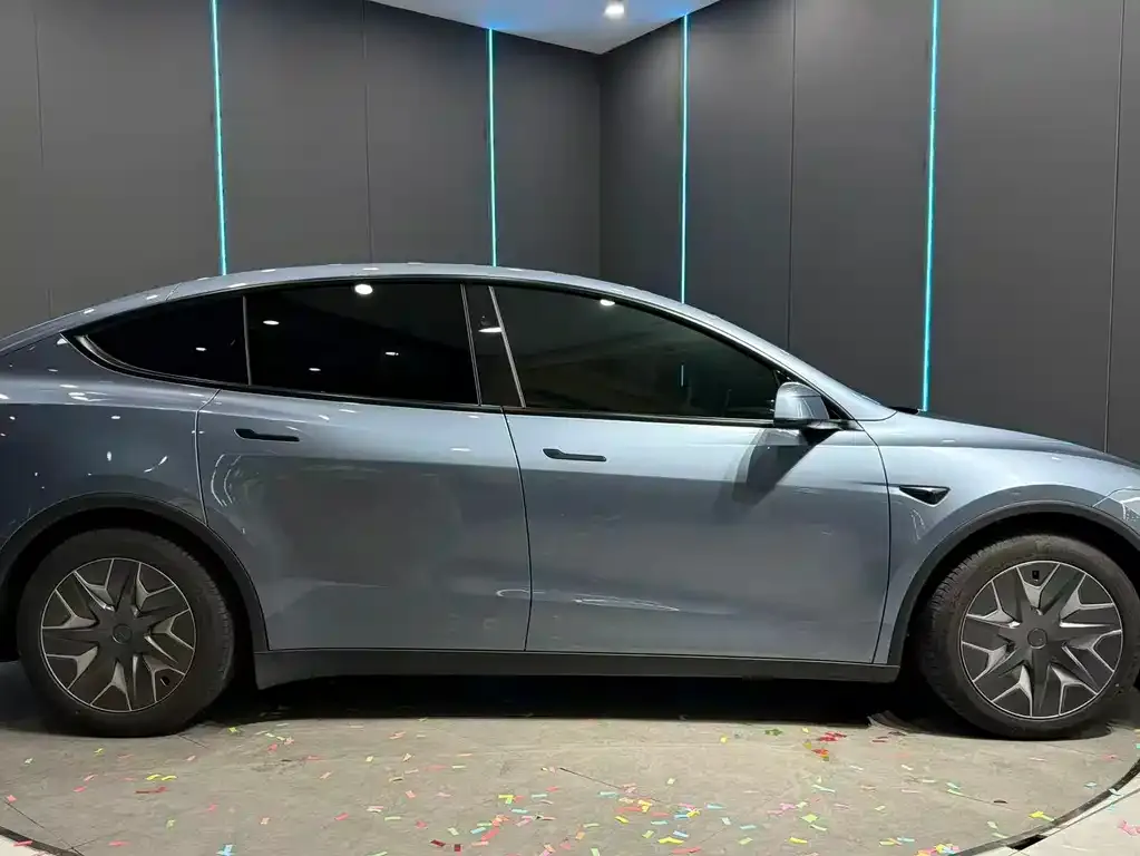 Tesla Model Y L — фото 10