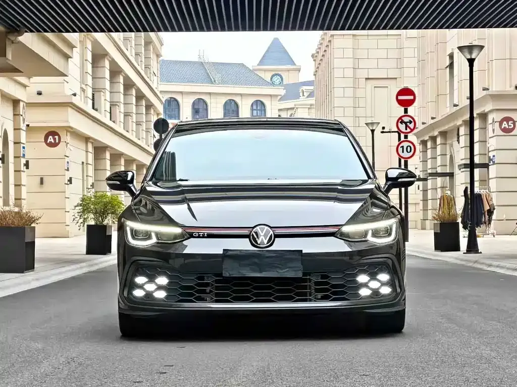 Volkswagen Golf GTI — фото 1