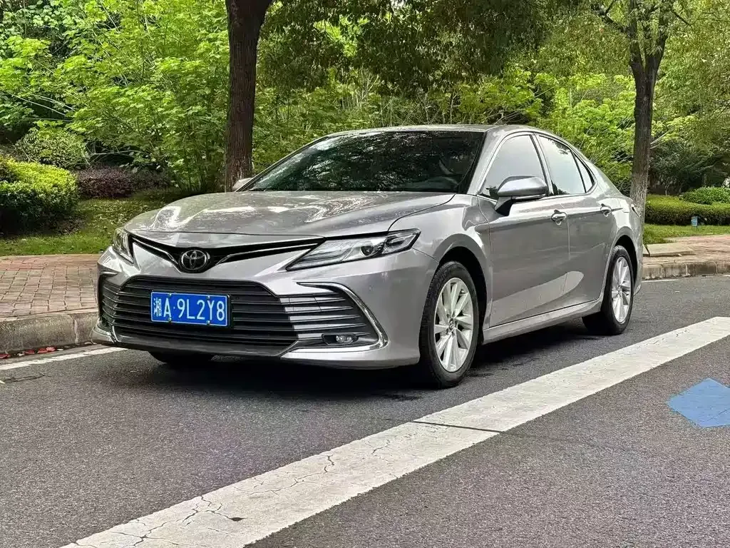 Toyota Camry — фото 1