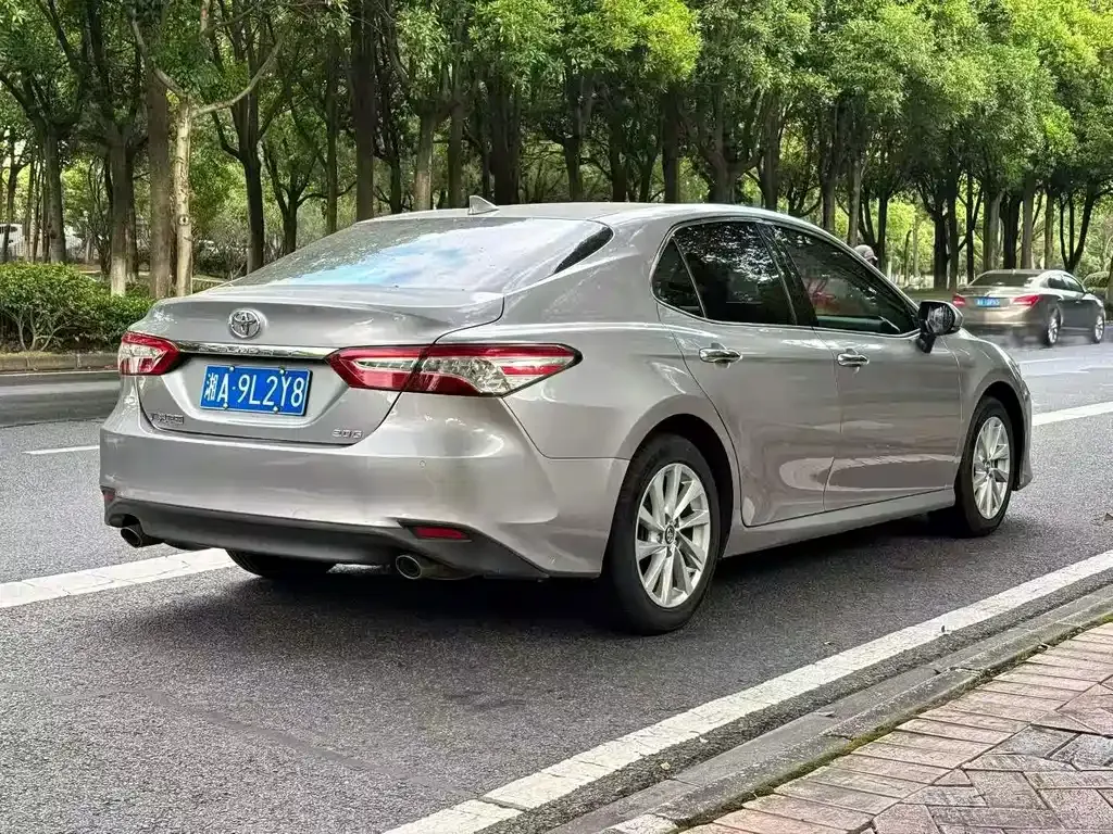 Toyota Camry — фото 6