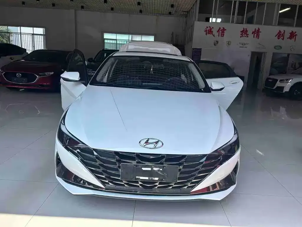 Hyundai Elantra — фото 1