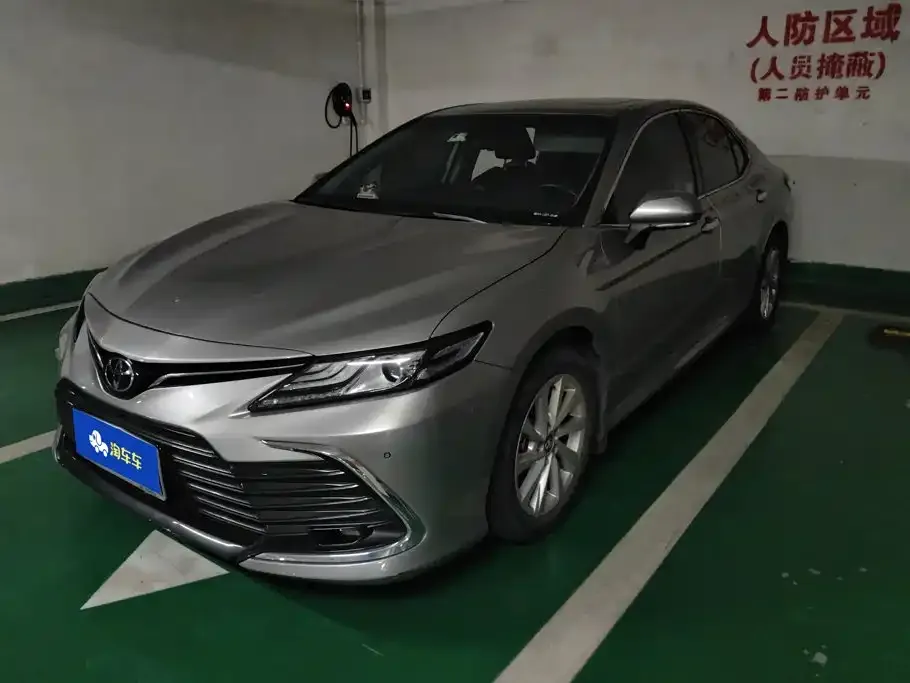 Toyota Camry — фото 1