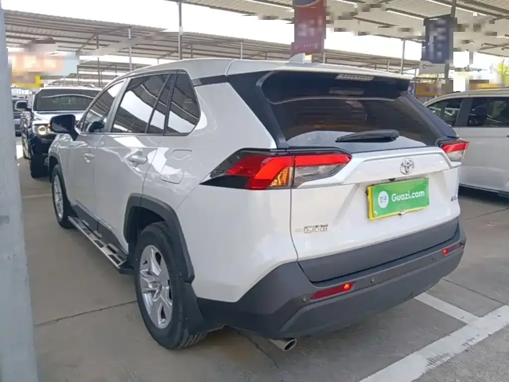 Toyota RAV4 — фото 7