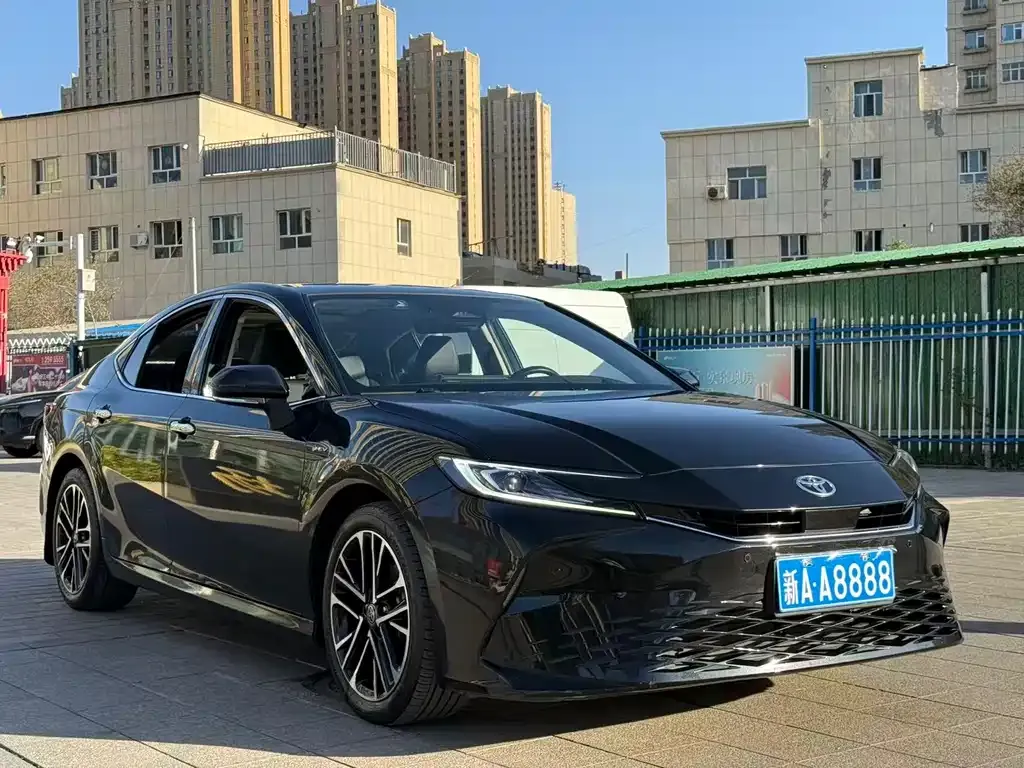 Toyota Camry — фото 1