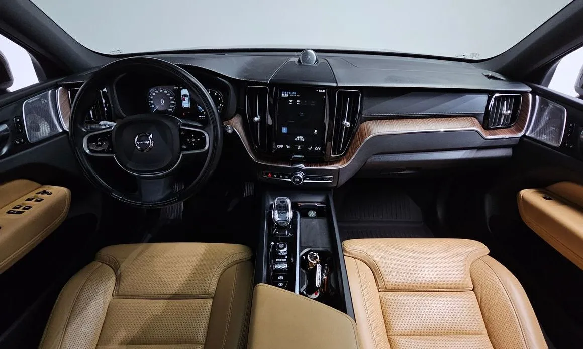 Volvo XC60 — фото 8