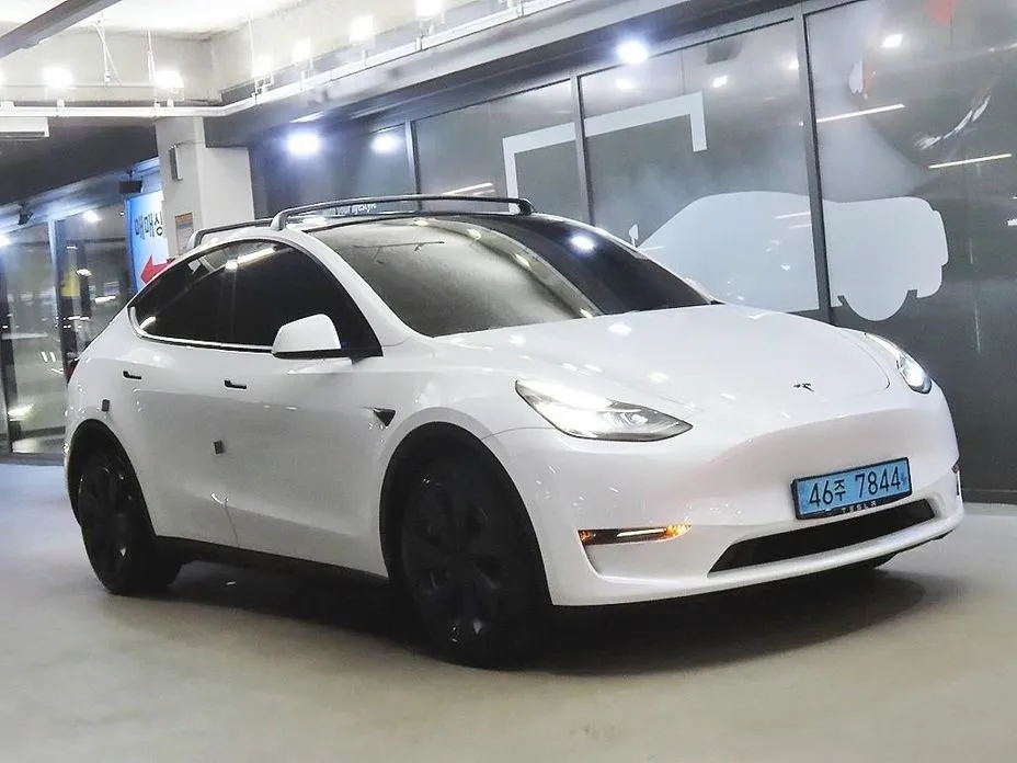 Tesla Model Y — фото 1