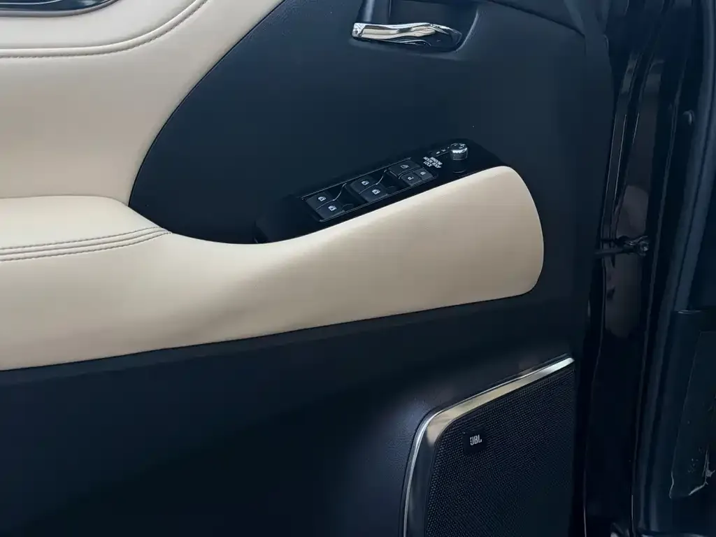 Toyota Vellfire — фото 2