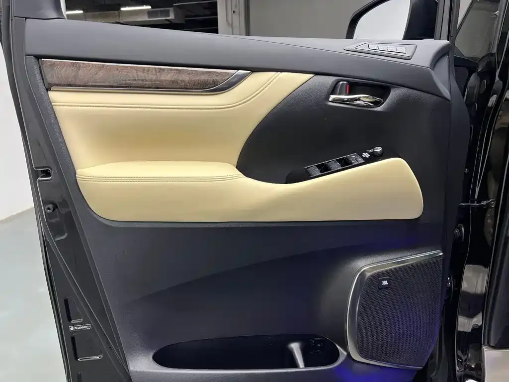 Toyota Vellfire — фото 3