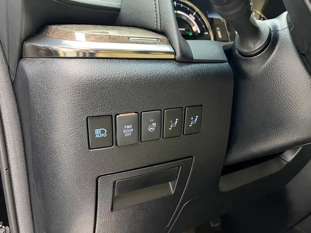 Toyota Vellfire — фото 8