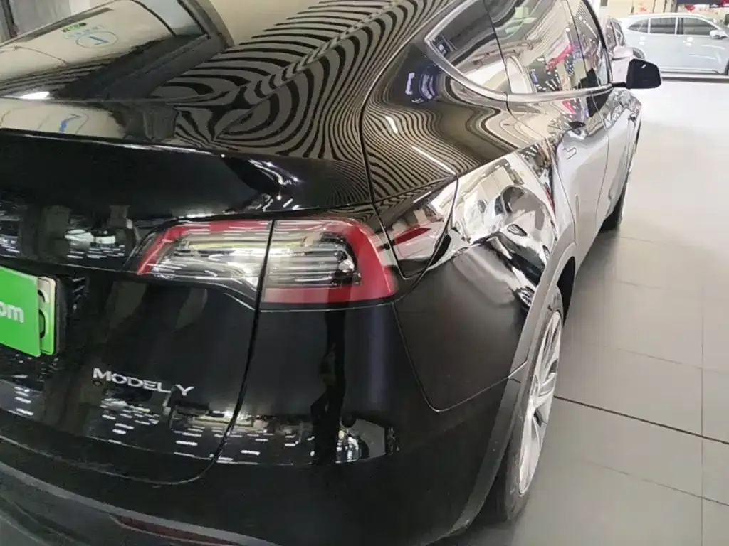 Tesla Model Y — фото 10