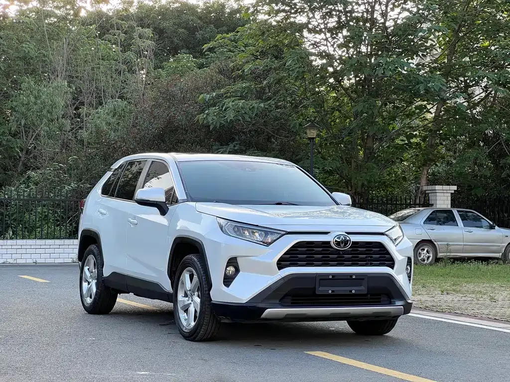 Toyota RAV4 — фото 5