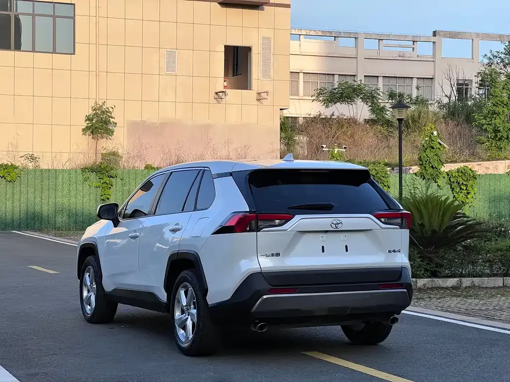 Toyota RAV4 — фото 2