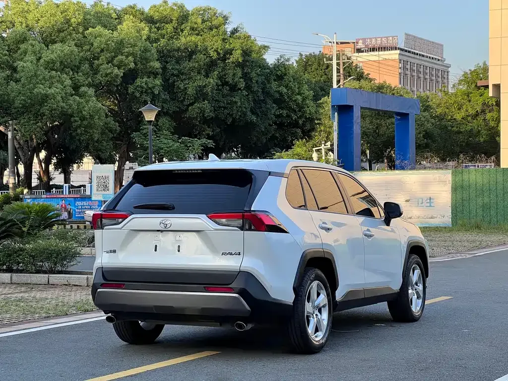 Toyota RAV4 — фото 8