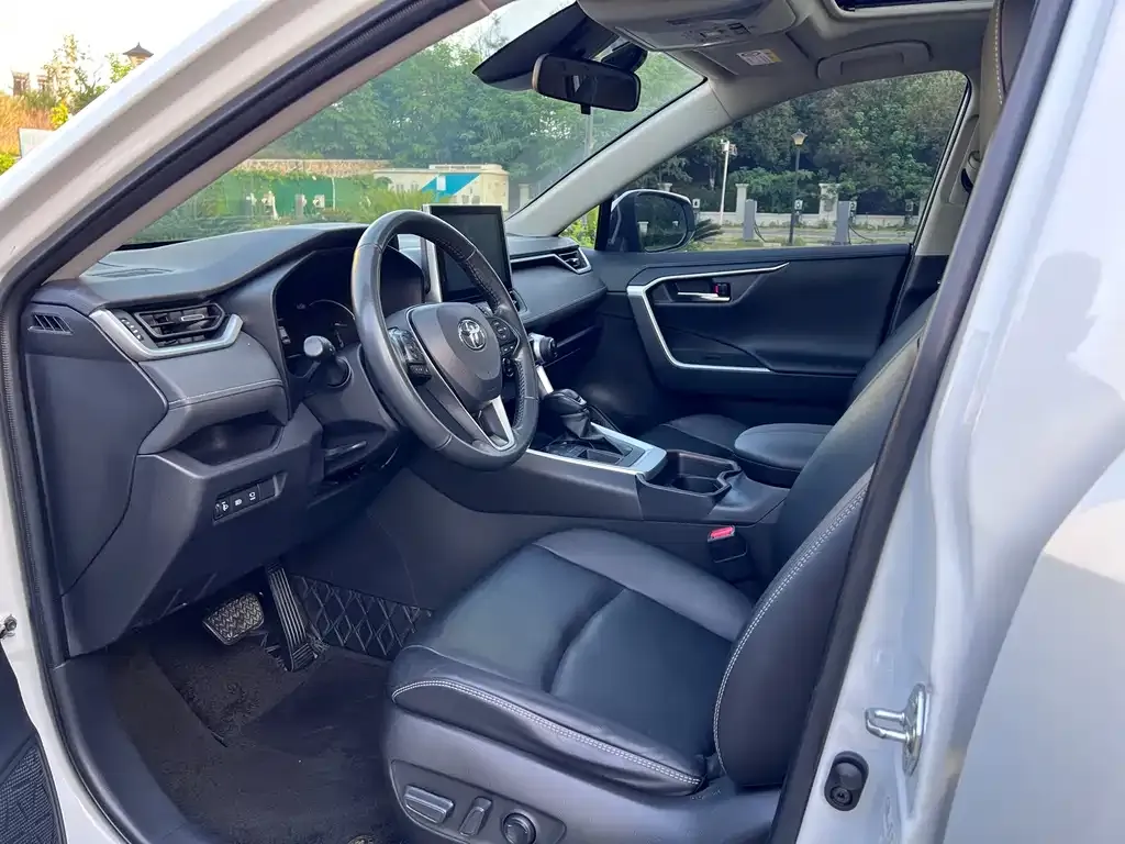 Toyota RAV4 — фото 7