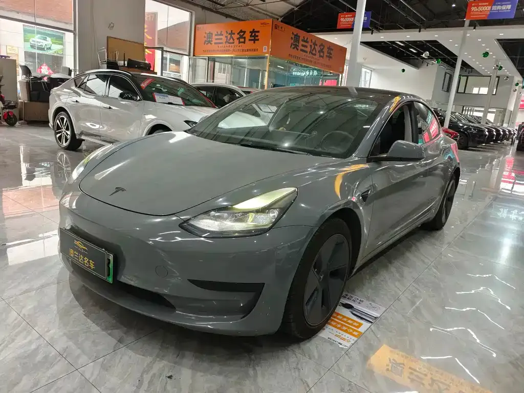 Tesla Model 3 — фото 1