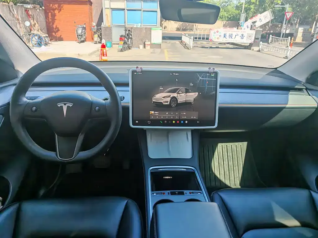 Tesla Model Y — фото 9