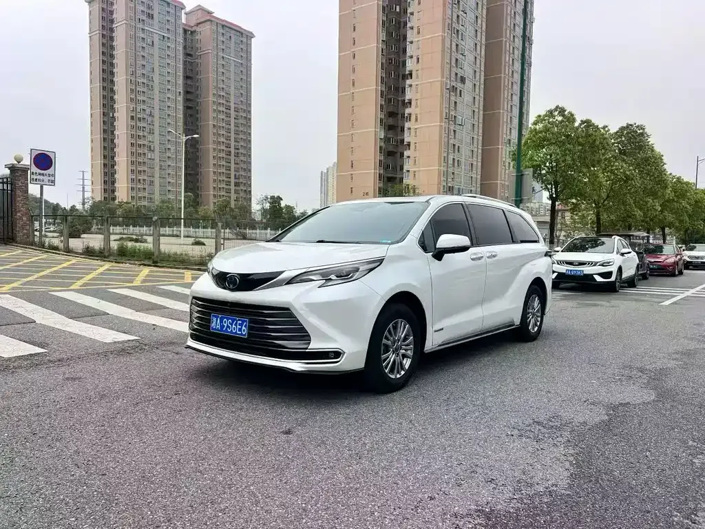 Toyota Sienna — фото 1