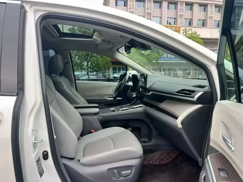 Toyota Sienna — фото 2