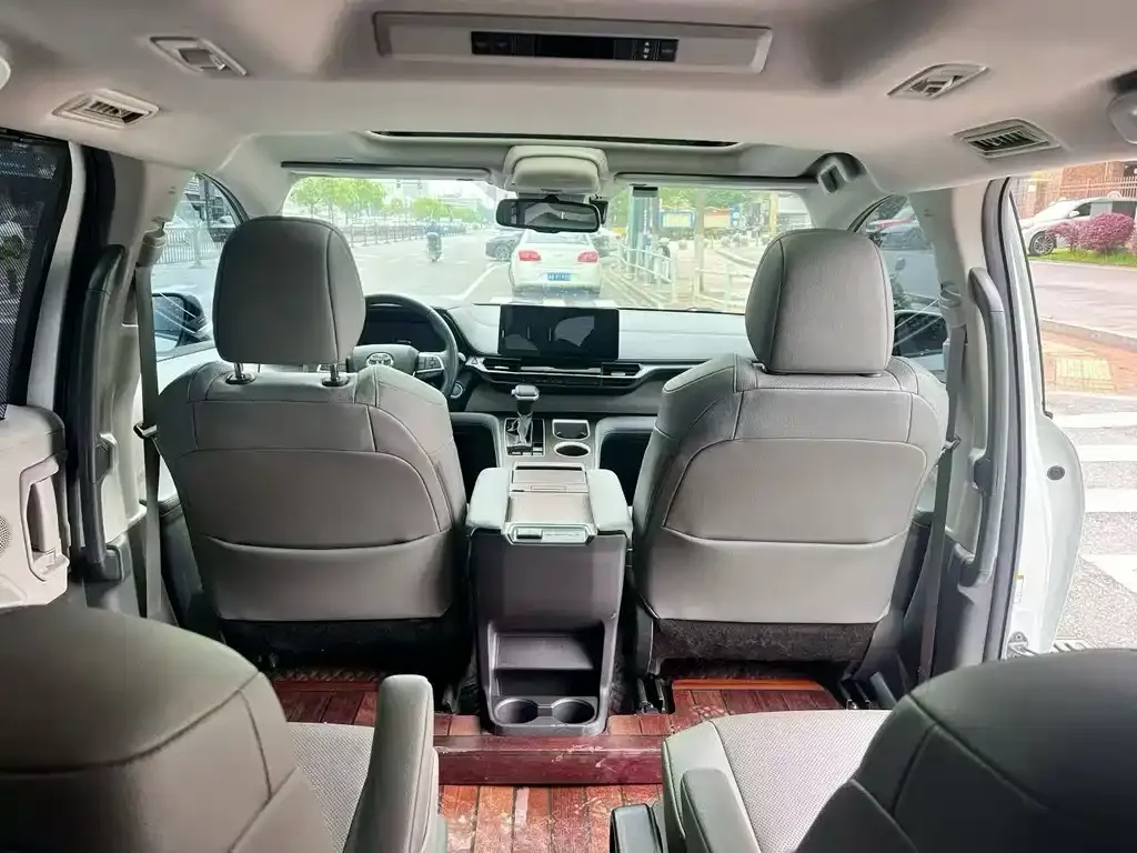 Toyota Sienna — фото 4