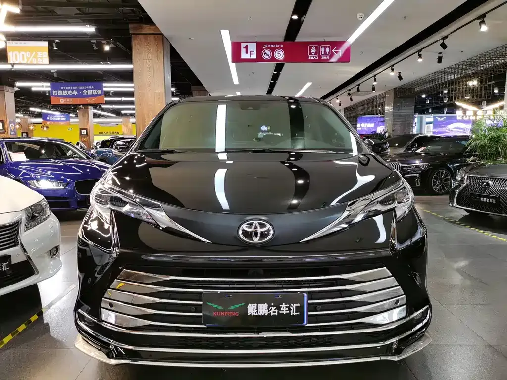 Toyota Sienna — фото 10