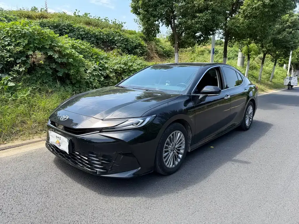 Toyota Camry — фото 1