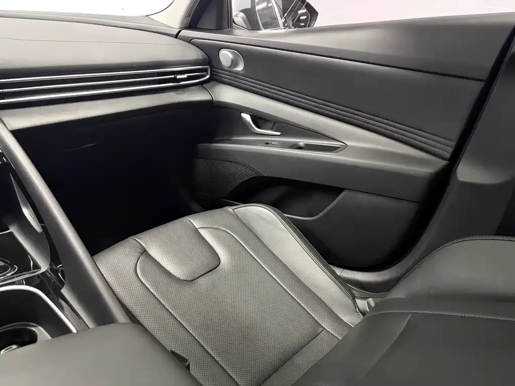 Hyundai Elantra — фото 4